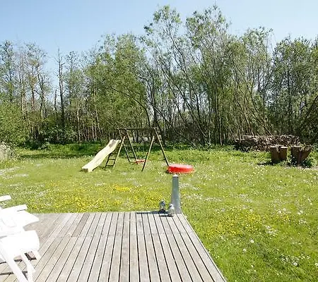 Three-bedroom Holiday In 8 *